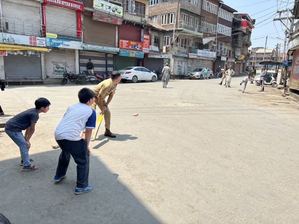 RahilGupta's tweet photo. #Srinagar 

Two kids in attacking mode at Slip

Senior Cop with Bat in his hands https://t.co/6MTbPabIBW