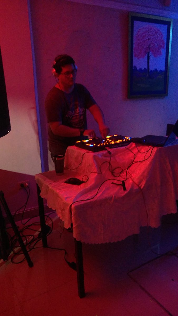 housesessionspy's tweet photo. Querés escuchar buena música House!? @MarcellRd en vivo ahora por https://t.co/VR0HcFLaim!! https://t.co/cbUyvQmfx6