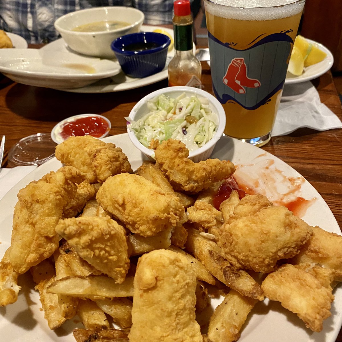 CMoneyKS's tweet photo. The best #FishAndChips in #Boston and a fantastic #ClamChowder with some amazing #SteamedMussels washed down w/a Mighty Squirrel Cloud Candy Hazy NE Triple IPA with some colleagues. #BostonSailLoft #Chowdah #IPASnob https://t.co/9mFIWmCz6H
