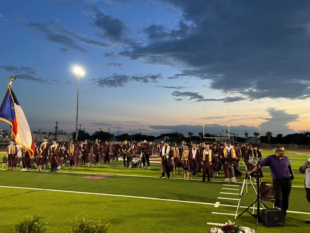 SintonHSYrBook's tweet photo. Class of 2022! #sintonpirates #classof2022 #2k22 #onceapiratealwaysapirate π΄ββ οΈπππΌπ€π΄ββ οΈ https://t.co/BTHS1gLwwr