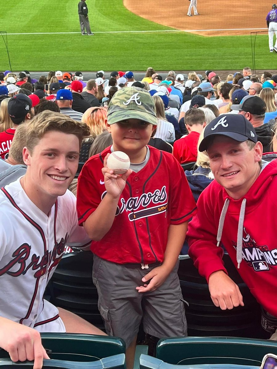JDizzzle21's tweet photo. Braves fans giving a young Braves fan the foul ball at Colorado!!  @Braves @espn https://t.co/JALwRtSnbJ