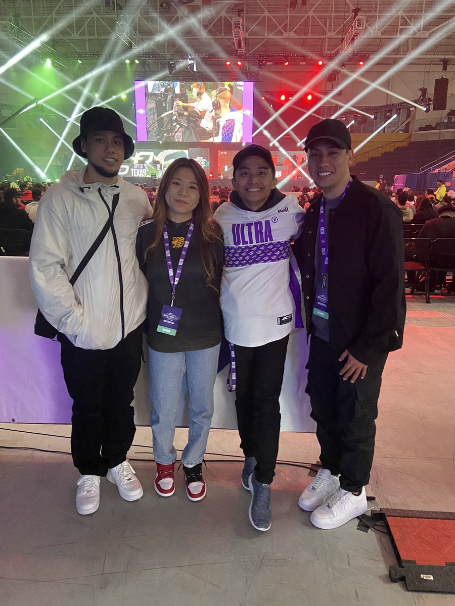 SilverNyx_'s tweet photo. reunited with the @TorontoFortnite OGs at #UltraMajor 💛

time freaking flies https://t.co/UBq6CiobMU