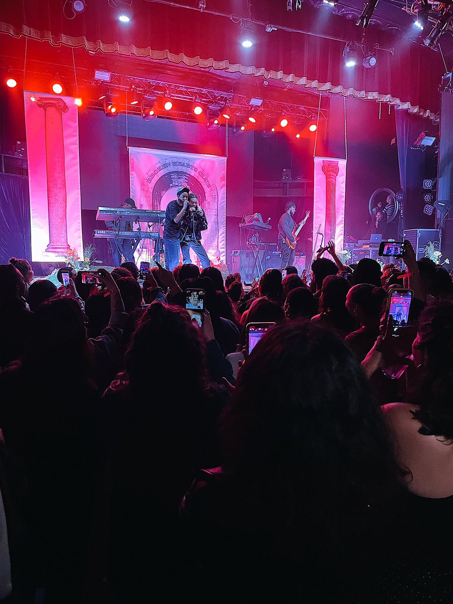 ElspethTheMac's tweet photo. @InBtwnNames I posted that last night - went to her show in Boston. She announced that she’s married &amp; crowd went wild. Eventually brought Simone onstage during "Right Track" - leaned heavy on the WIFE THAT lyrics 🌈 https://t.co/CvW4BEfOfD