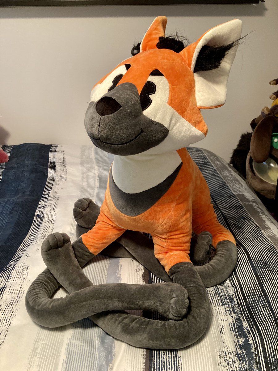 I’ve been having a great time with this delightful leggy boy from <a href="/CreepCatToyCo/">🖤Creep Cat Toy Co.🖤</a> that <a href="/SoCashi/">🦖SoCashi</a> surprised me with for my birthday. Totally worth the wait 💕

Jerry is an extremely attentive listener, great at hugs, and can cross his legs better than anyone I know.