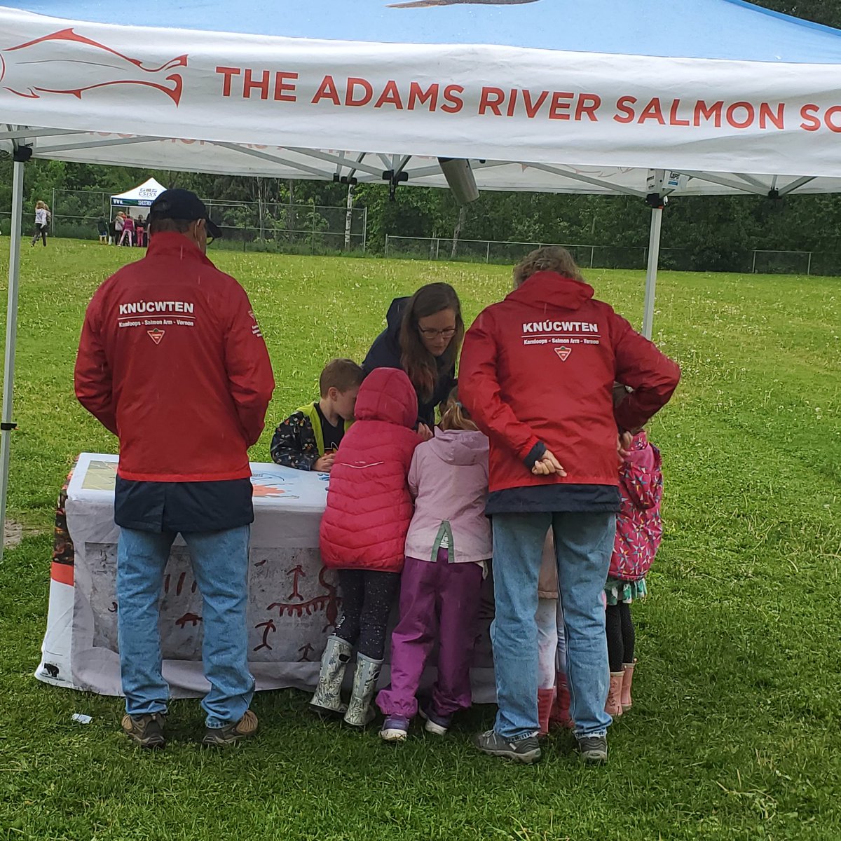 MollyCooperman's tweet photo. #Wildschool day at Sorrento Elementary @sd83schools #Salmon #Birdbehavior lots of fun learning @HCTF_Education thank you @runawaymoonbc for your amazing bird costumes 😀 https://t.co/9caQCeLpxP