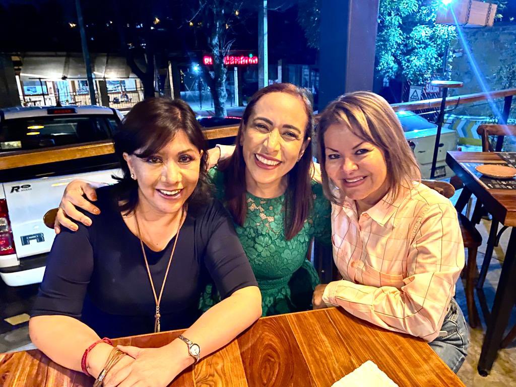AdrianaDavilaF's tweet photo. Un gusto compartir la tarde con mujeres que ¡nunca se rinden! @AnabelAvalosTlx @minervahdezmx https://t.co/OaTVpdSUHO