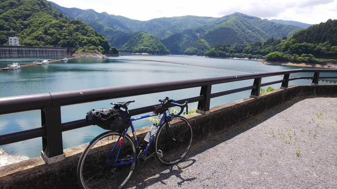 こなさんみんにちわ。もんりーは今、風になって奥多摩湖到着です。随分とトロくさい風ですが。カワツバメ? がビュンビュン飛び回ってますが、今さっきセミが鳴いていたような・・・? 気のせいでしょうか。 