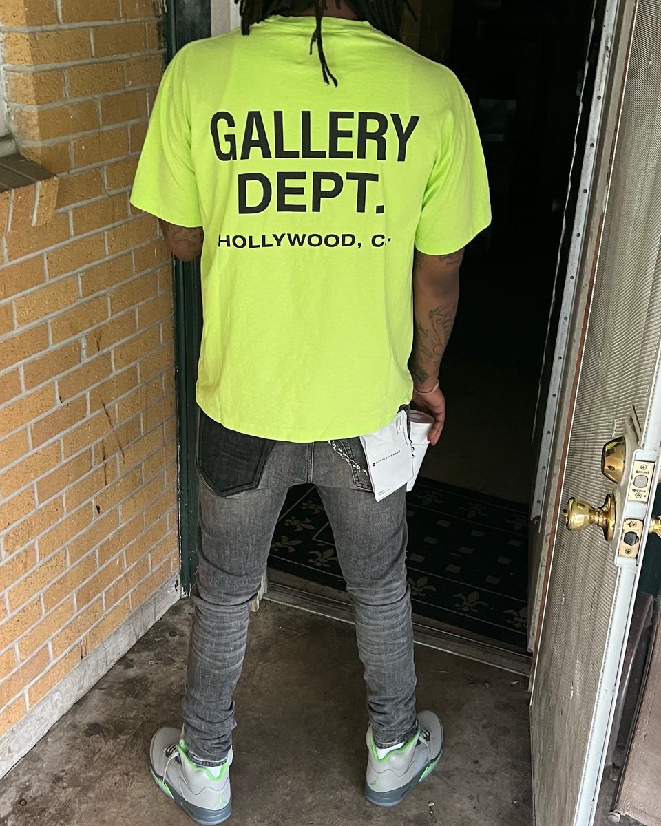 Purp_nd_Bars's tweet photo. Used To Post Up At the Store Now I Sell Em 24 #backendchild🏚 https://t.co/hwd7Ijc4wl