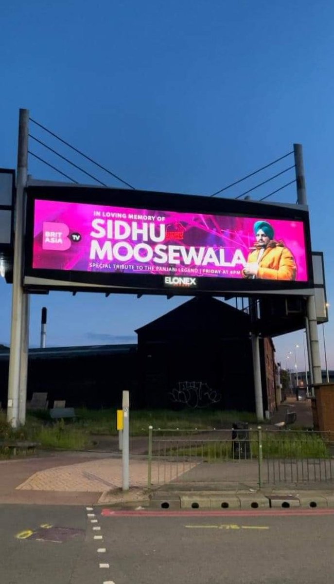 PrabjotSandhu77's tweet photo. ਮਹਿਲ ਬਣਾ ਕੇ ਛੱਡ ਗਿਆ ਉਹਦੇ ਚ ਰਹਿਣਾ ਇੱਕ ਦਿਨ ਵੀ ਨਸੀਬ ਨੀ ਹੋਇਆ ਮਾਪਿਆ ਦਾ ਕੀ ਐ ਉਹ ਤਾਂ ਵਿਚਾਰੇ ਦੋ ਕਮਰਿਆ ਚ ਰਹਿ ਕੇ ਵੀ ਜਿੰਦਗੀ ਗੁਜਾਰ ਲੈਣਗੇ ਪਰ ਜਿਊਣਗੇ ਕਿਸ ਦੇ ਸਹਾਰੇ ?? Birmingham City pay its respects to Sidhu Moose Wala 🙏🙏 #RIPSidhuMoosewala https://t.co/tWIf37s1Se