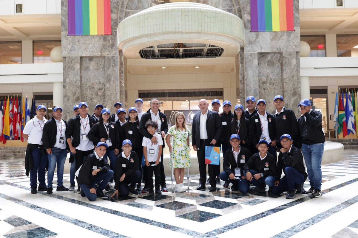 Qué experiencia tan increíble para nuestra embajadora en Washington, la <a href="/BandaDeBaranoa1/">Banda de Baranoa</a>, que visitó hoy <a href="/el_BID/">Banco Interamericano de Desarrollo</a> y conoció más de las industrias creativas y la economía naranja de la que es ejemplo en 🇨🇴.