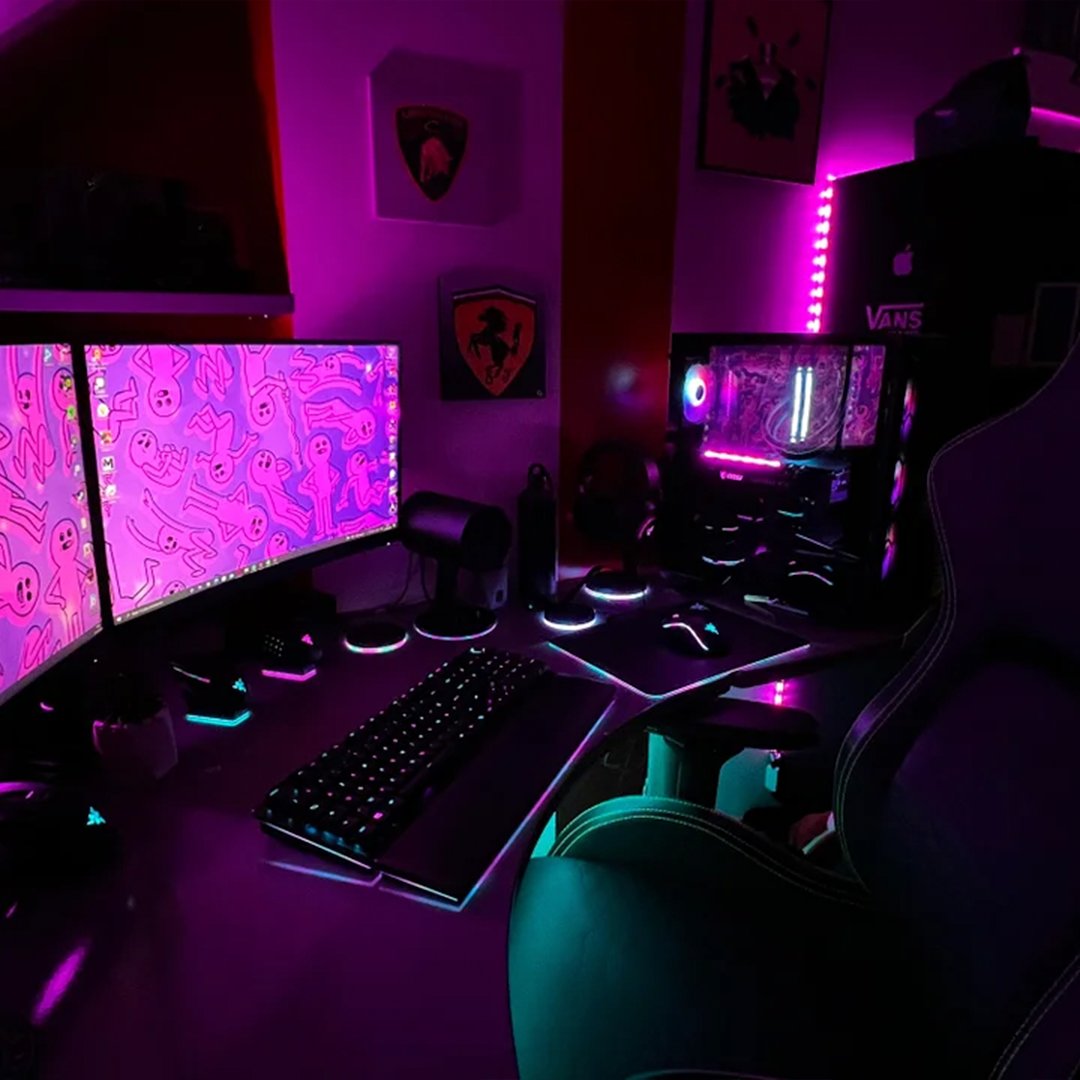 RazerLatino's tweet photo. ¿No les pasa que ven un setup con #RazerChromaRGB y se les iluminan los ojos? 🤩😍
.
📸 by: u/seysqatal
.
#Razer #RazerSetup #PCGaming #PCGamingSetup https://t.co/CtifWY7v9a