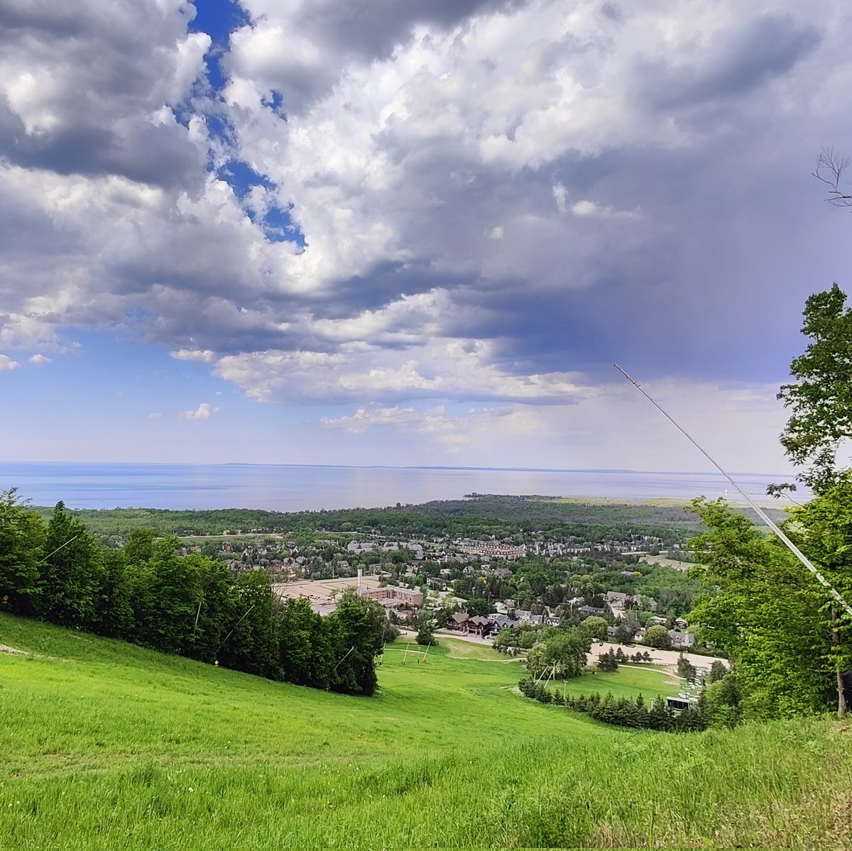 This has to be a first at a film fest! <a href="/BlueMtnFilmFest/">Blue Mountain Film + Media Festival</a> industry participants just hiked up Blue Mountain with director Patricia Rozema and it was awesome. Great conversations and what a view!