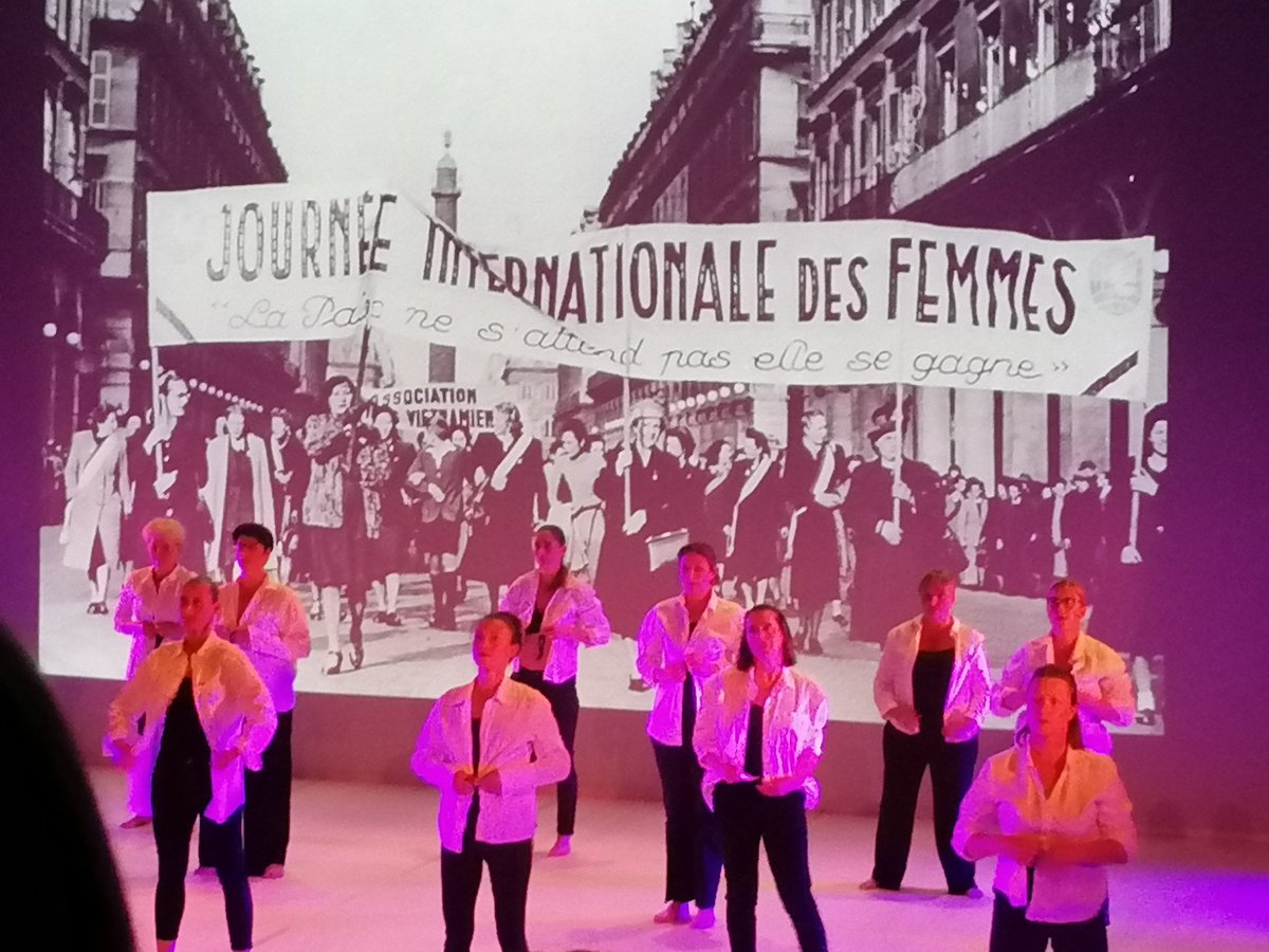 A Celles qu'on opprime
Pour avoir commis le crime
D'aimer
A celles qu'on supprime
Pour un peu de peau
Dévoilée
A celles qu'on assassine
Pour avoir tenté de leur résister
A nous, mes frères
Qui laissons faire

Aux armes, citoyennes

(Zazie)