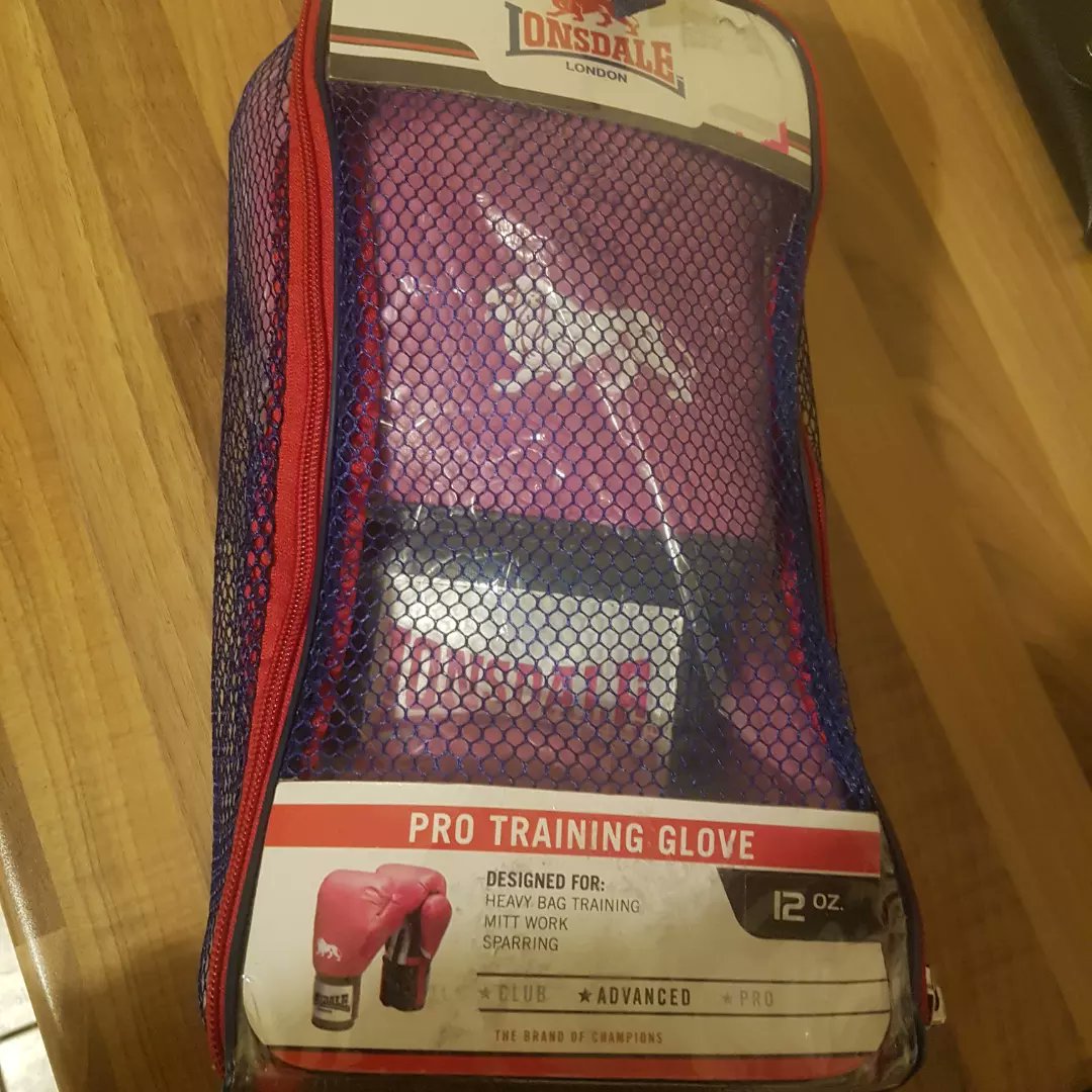 sineadmonaghan's tweet photo. Thanks to Amazing Kellie Harrington Olympic Gold Boxing Champion. Signed Boxing Gloves! Thank you to my brill neighbours John and Caroline for helping me out! 👏
I'll be auctioning them off! And open to receiving bids now! 🥊❤ @Kelly64kg
https://t.co/UW5LMho06U https://t.co/Ir5ukj6dIs