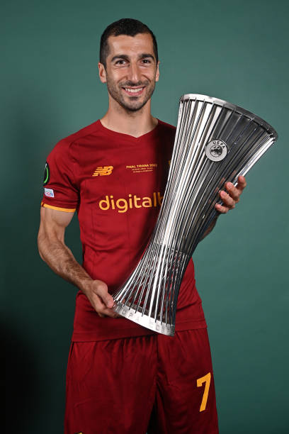 ASRomaData's tweet photo. Ciao Miky 

🏆 1 #UECL 
🧢115 presenze (95 da titolare)
⏰8453 min in campo
⚽️29 goals
🅰️25 assist 
👟0.58 goal + assist p90

#Mkhitaryan #ASRoma https://t.co/MrQMFSjRLI