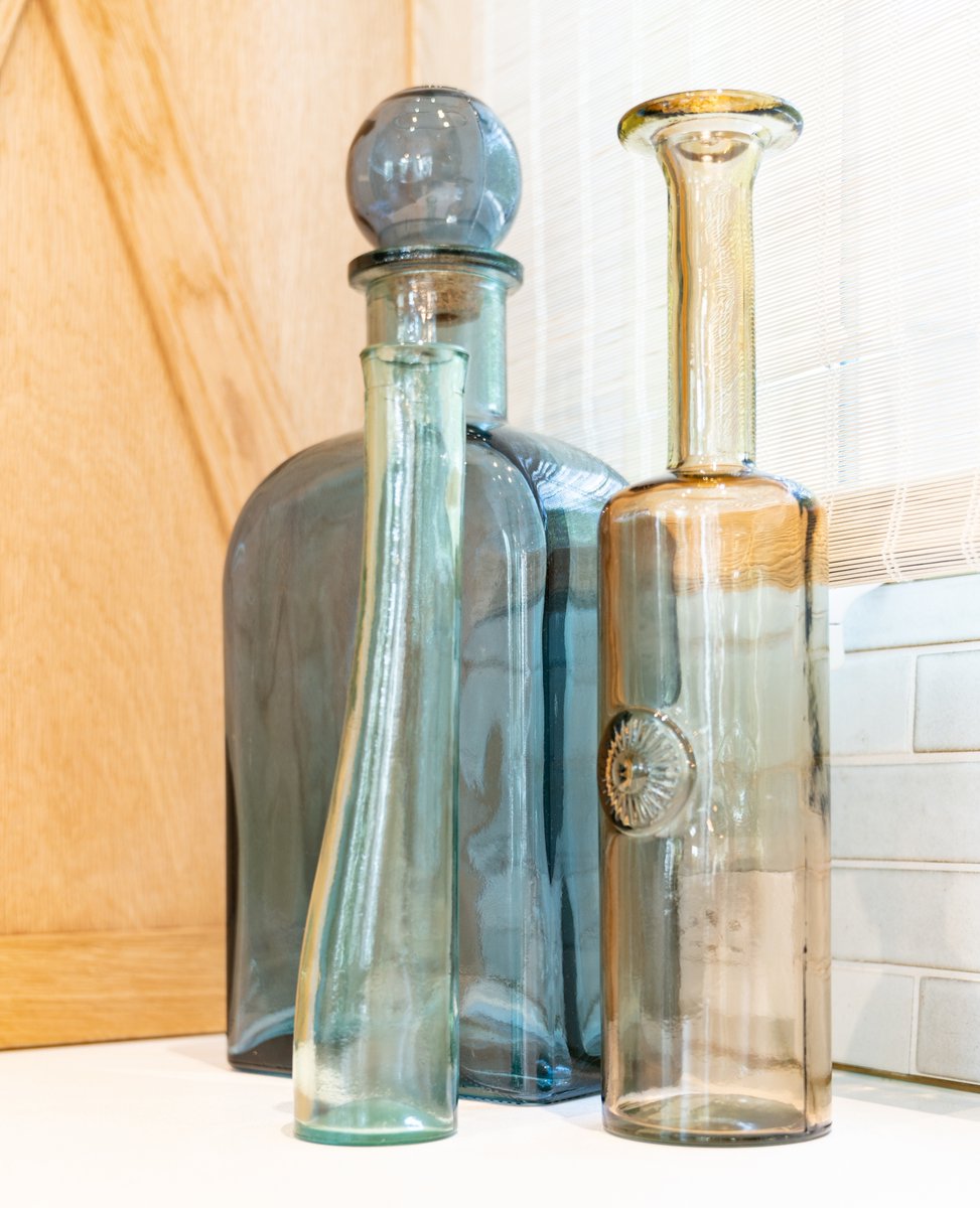 MStudioLA's tweet image. Accessories. The power was out for most of the morning today, so I was scrolling through some images on my phone...Really loving the light shining through these colored glass vases. 

l8r.it/56eJ

Photo: @prolific_creative