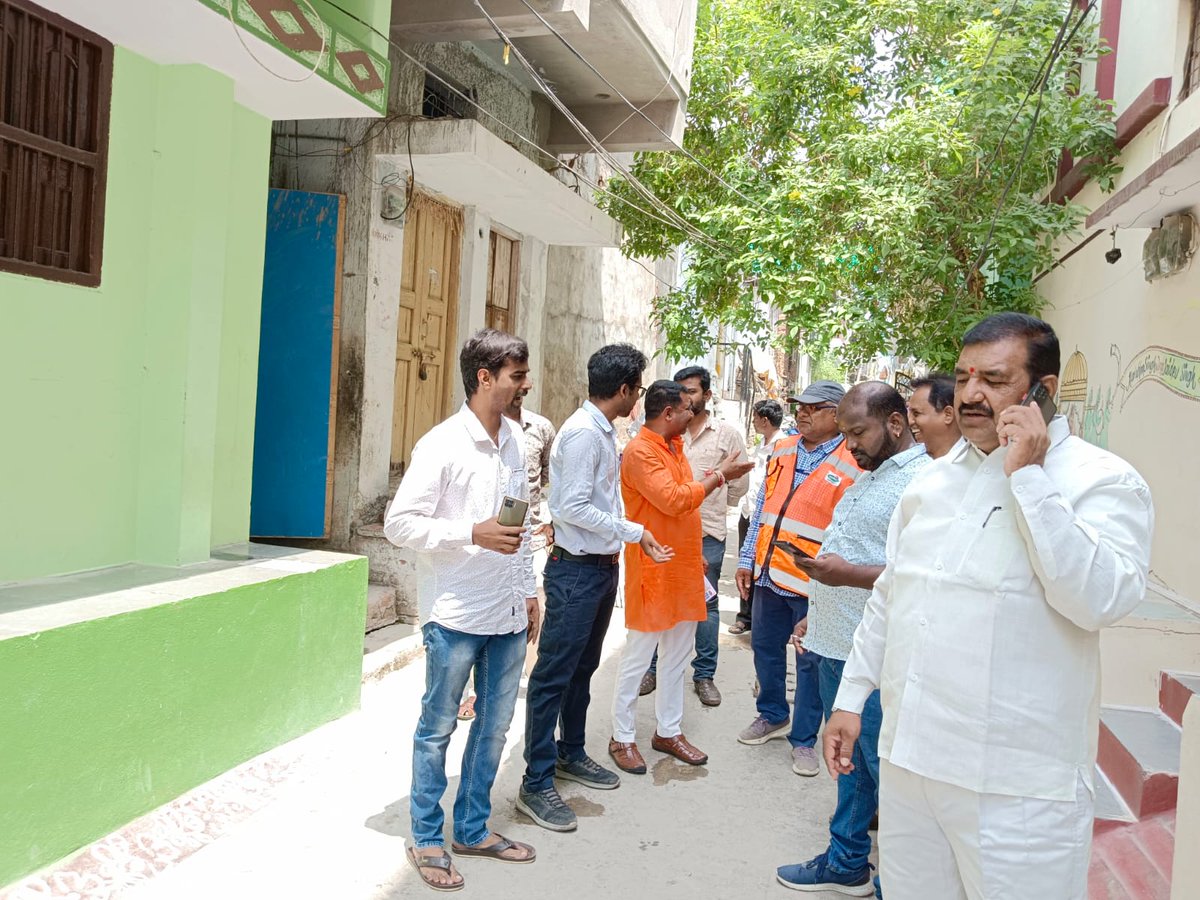 BohiniDarshan's tweet photo. Pattana Pragathi program at Durga Nagar and Shanti Nagar, Jiyaguda division focusing on urban Sanitation by Desilting of all drains, solid waste management, removal of debris C&amp;D waste on road margins. ZC &amp; other GHMC  officials were present. https://t.co/5b2Pj2q1AK