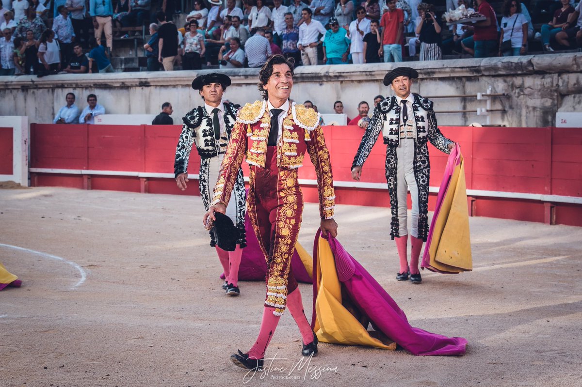 #Nîmes 🇫🇷 | Algunas fotos de la tarde de <a href="/CurroDiazOf/">Curro Díaz</a> con los toros de <a href="/ElParralejo/">El Parralejo</a> 

📸<a href="/Justine_Messina/">Justine Messina</a>