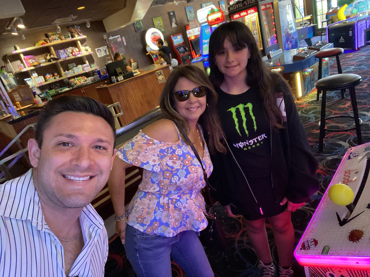 RobGuaderrama's tweet photo. Arcade action with the niece and nephew! Celebrating the end of their school year and start of summer! #Funcles @NicoNewsBooker https://t.co/xctXt3Ked8