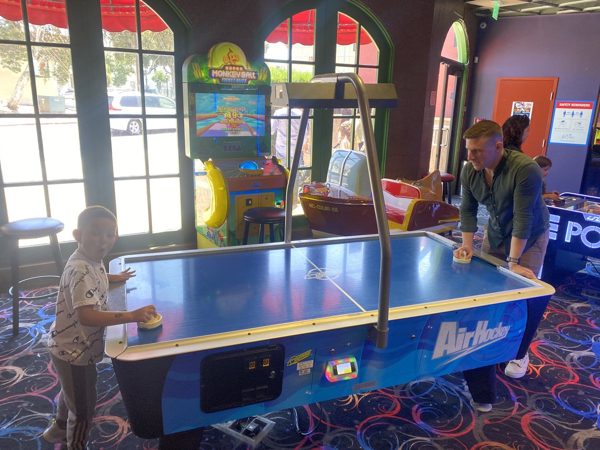 RobGuaderrama's tweet photo. Arcade action with the niece and nephew! Celebrating the end of their school year and start of summer! #Funcles @NicoNewsBooker https://t.co/xctXt3Ked8