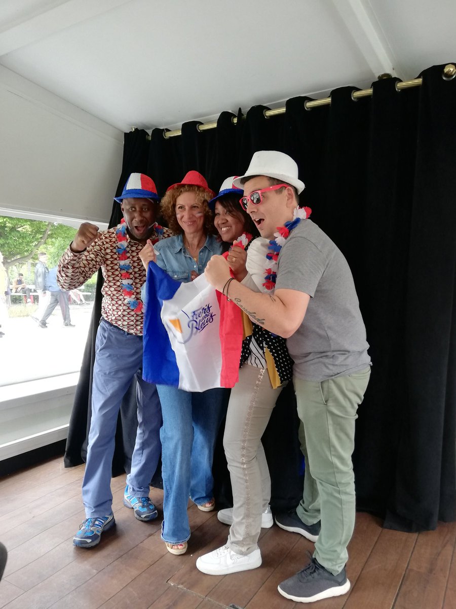 Salariés @Orange venus soutenir les Bleus <a href="/FFF/">FFF</a> au stade de France face au Danemark. Ambiance, convivialité au rendez-vous.<a href="/Solange_Rama/">Solange Rama</a> <a href="/Stephtardivel/">Stéphane Tardivel</a>