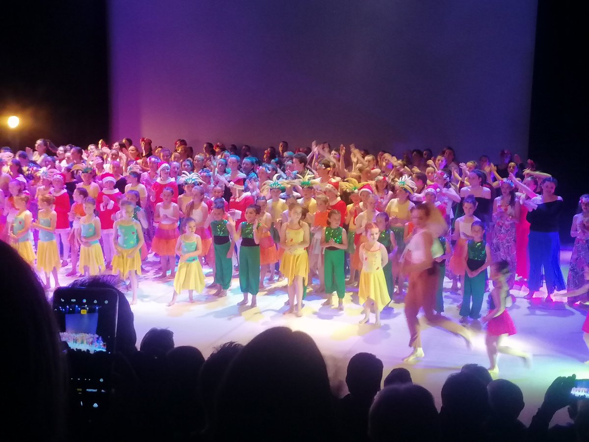 mehouas_'s tweet photo. Très beau spectacle de danse ce soir à #Lamballe des tableaux colorés qui nous ont fait voyager, des danseuses et danseurs plein de grâce. @TLGLamballe #cotesdarmor @FamillesRurales #modernjazz https://t.co/LUaXJyhKkh