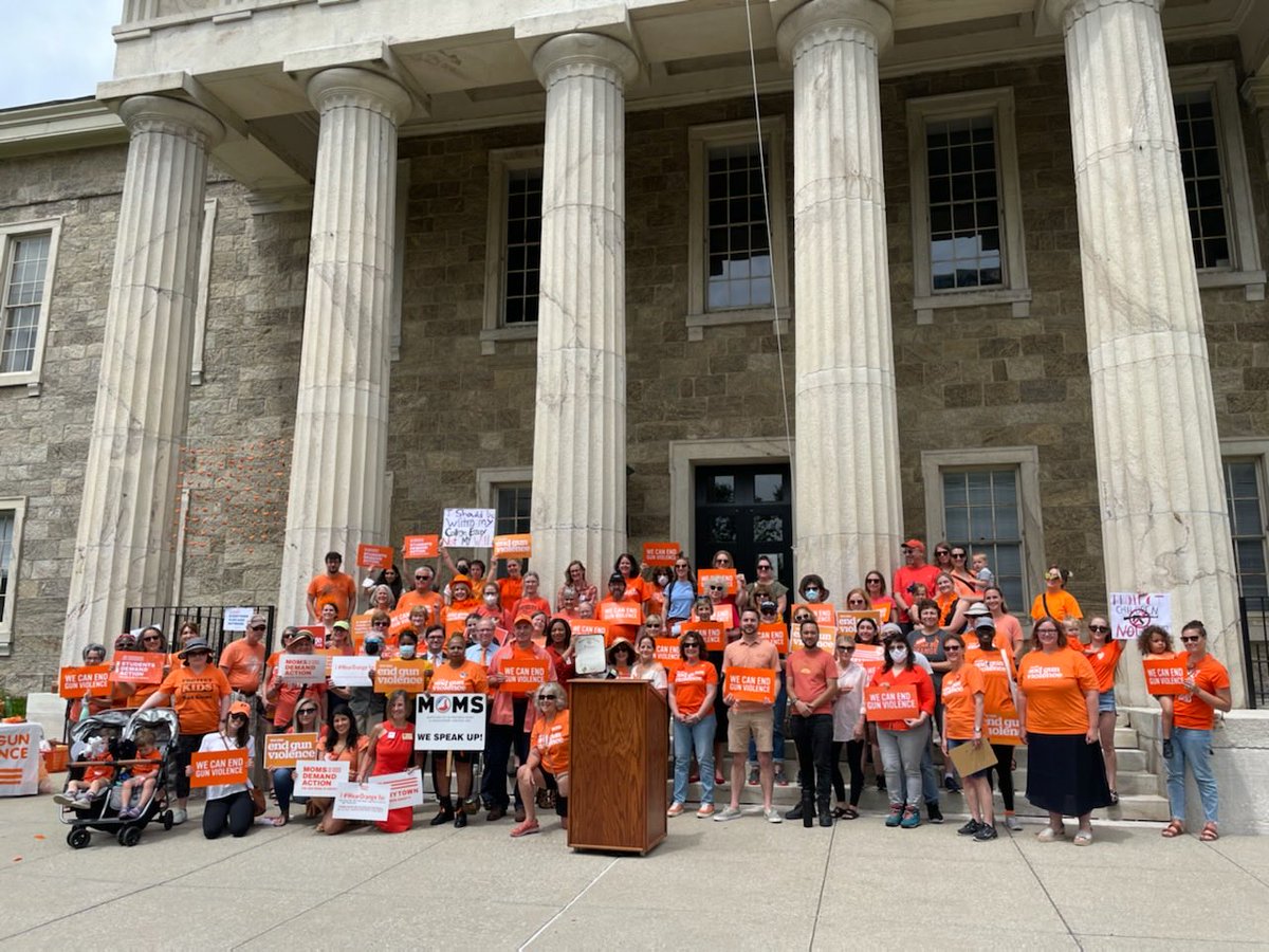 LTLow22's tweet photo. Proud to #WearOrange at the Towson Courthouse as we honor gun violence survivors across Maryland and nationwide.  ⁦⁩Text ACT to 644-33 to join the ⁦@Everytown⁩ movement. ⁦@MomsDemand⁩ https://t.co/HzmiXlRnhb