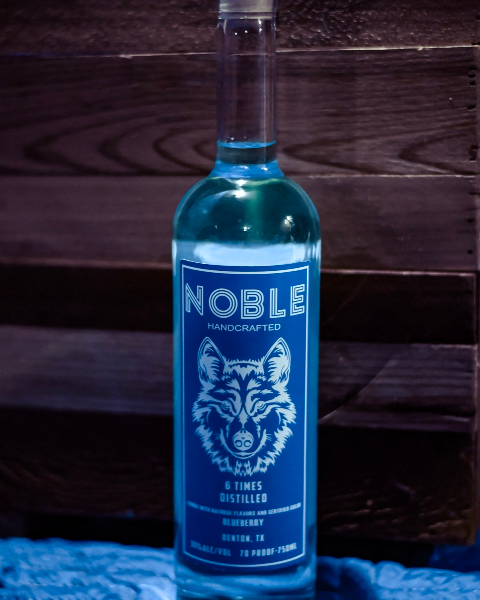 NobleWolfVodka's tweet photo. “Hey Siri: show me….. something that my GF will drink”  💙

SPIKED BLUEBERRY LEMONADE
1 1/2 oz. Noble Blueberry Vodka
1 oz. (30ml) Blueberry Schnapps
3 oz. (90ml) Lemonade
Splash Lemon Lime Soda
Blueberries
Lemon Wheel
Mint Leaves

#noblevodka #cottrelldistilling #s https://t.co/oZ2t2y2uhQ
