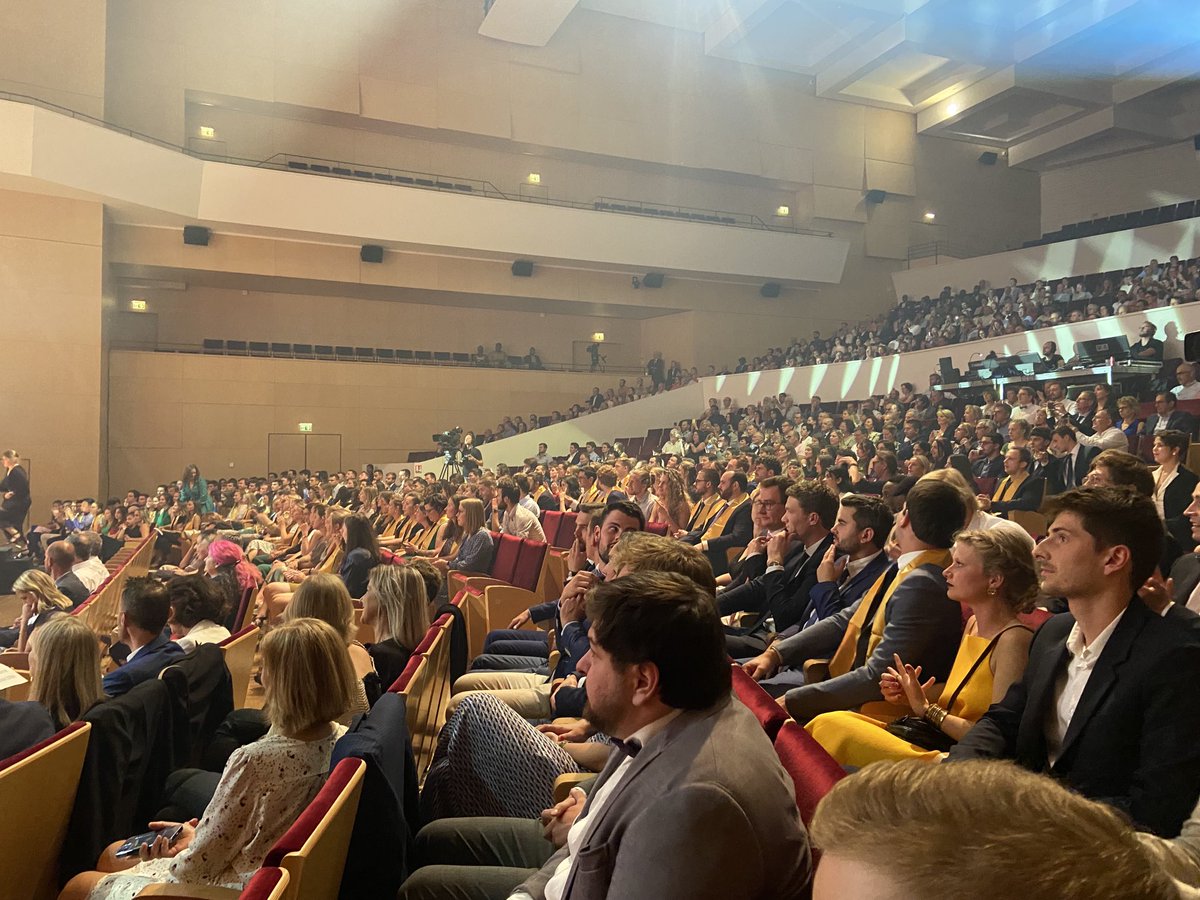 e_taisne's tweet photo. Cérémonie en l’honneur des diplômés 2021 ⁦@Junia_ingenieur⁩ Programme ⁦@ISA_Lille⁩ au #NouveauSiecle à Lille. Bravo et félicitations aux 313 diplômés. Go! pour être acteurs des transitions agricoles, alimentaires et environnementales! #s’engager #prendresapart #fierté https://t.co/SlnZBOtY9P
