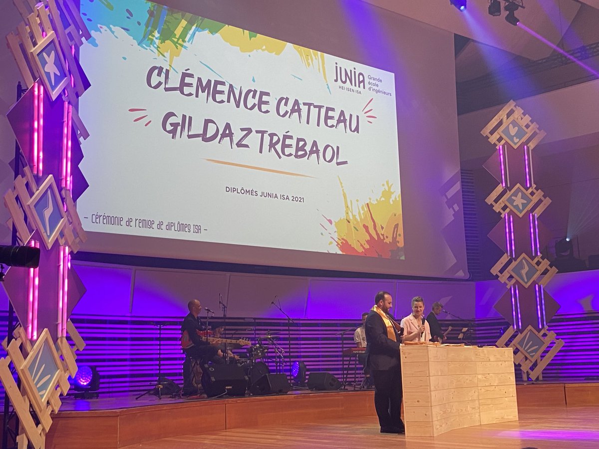 e_taisne's tweet photo. Cérémonie en l’honneur des diplômés 2021 ⁦@Junia_ingenieur⁩ Programme ⁦@ISA_Lille⁩ au #NouveauSiecle à Lille. Bravo et félicitations aux 313 diplômés. Go! pour être acteurs des transitions agricoles, alimentaires et environnementales! #s’engager #prendresapart #fierté https://t.co/SlnZBOtY9P