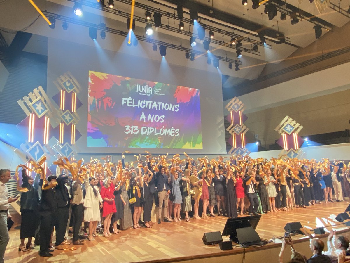 Cérémonie en l’honneur des diplômés 2021 ⁦@Junia_ingenieur⁩ Programme ⁦@ISA_Lille⁩ au #NouveauSiecle à Lille. Bravo et félicitations aux 313 diplômés. Go! pour être acteurs des transitions agricoles, alimentaires et environnementales! #s’engager #prendresapart #fierté
