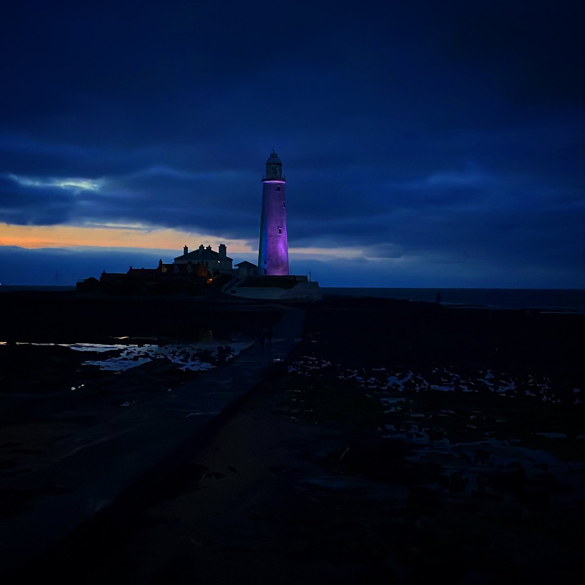 After last night's disappointment it was great to finally see St Mary's Lighthouse turn purple to celebrate the Platinum Jubilee tonight. #stmaryslighthouse #stmarysisland #whitleybay #platinumjubilee #godsavethequeen #queenelizabethii