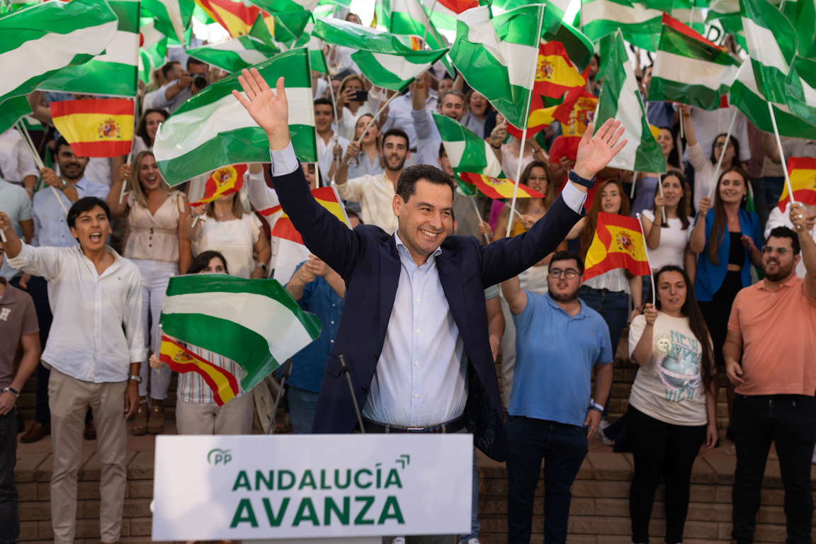 JAFAranda's tweet photo. La foto lo dice todo, mitad y mitad y algunos con la mita. https://t.co/NucVWj7MfO
