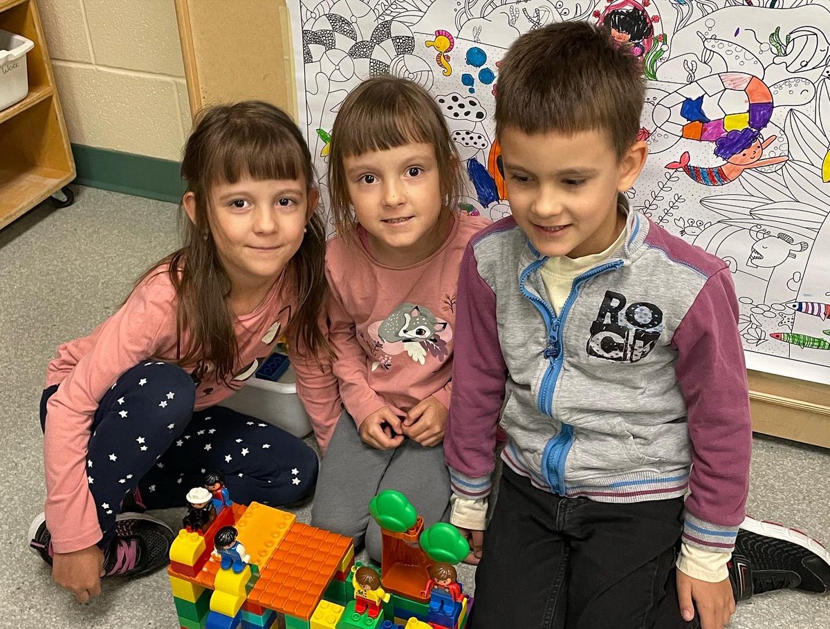 frdoucet_ccsd's tweet photo. Fun and learning in kindergarten! #counting #activitycentres #names https://t.co/dYskd9amYC