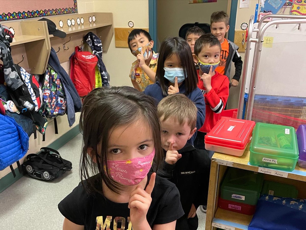 frdoucet_ccsd's tweet photo. Fun and learning in kindergarten! #counting #activitycentres #names https://t.co/dYskd9amYC