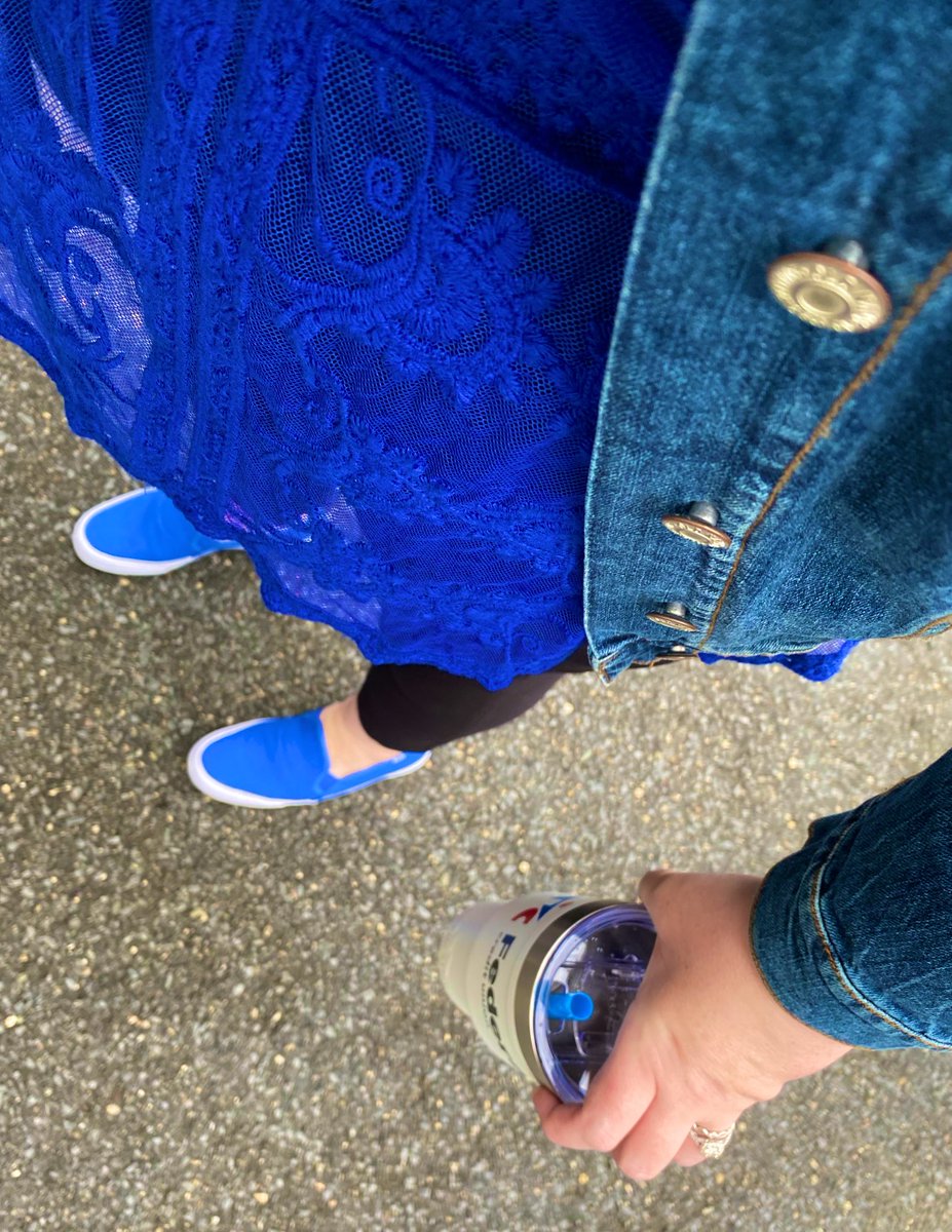 BankSmartCARRIE's tweet photo. Walking into the weekend like… 💁🏼♀️ #HappyFriday #TeamIC https://t.co/jMKgGD1ESR
