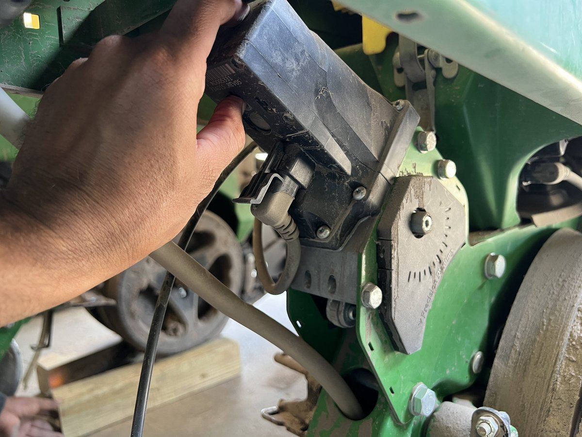 PrecAgEngineer's tweet photo. A productive week of data collection in multiple #agtech studies with the team!! #agtechresearch #research22 #precisionag https://t.co/urgGWJdMzU