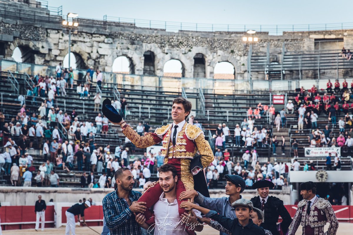 #Nîmes 🇫🇷 | Nueva puerta de Los Cónsules para <a href="/JuanLealweb/">Info Juan Leal</a> tras cortar tres orejas. 

📸 <a href="/Justine_Messina/">Justine Messina</a>