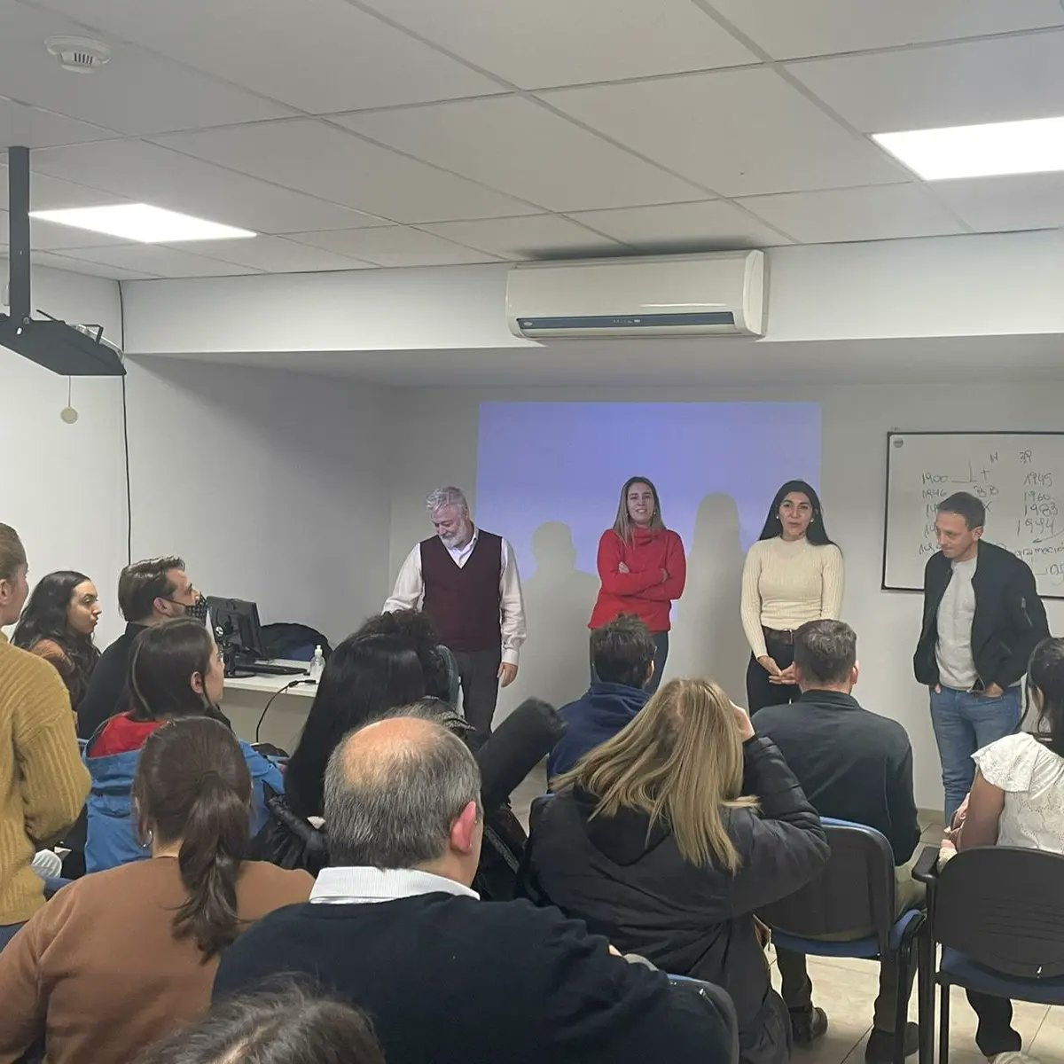 EmilceVegaEOK's tweet photo. 🧑🏭En las oficinas de #SerCom realizamos la presentación de dos nuevas propuestas de capacitación del Programa #EntornoCapacitaciónEnlace.
🛍️ Los cursos de 'Atención al cliente' y 'Gestión de Ventas' trabajarán habilidades blandas y duras, con casos prácticos. https://t.co/8RLvDvc4wt
