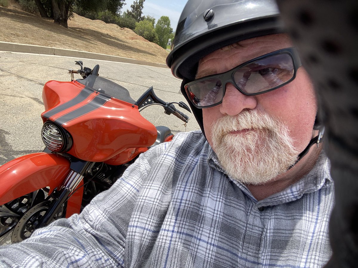 auctionguydan's tweet photo. Fun ride to #Banning. Replaced the pads on the Orange bike’s elect kick stand. Thx Randy #weeblescycles #Banning #customcycle #turbochargedharley https://t.co/Rjd7wHdbcT