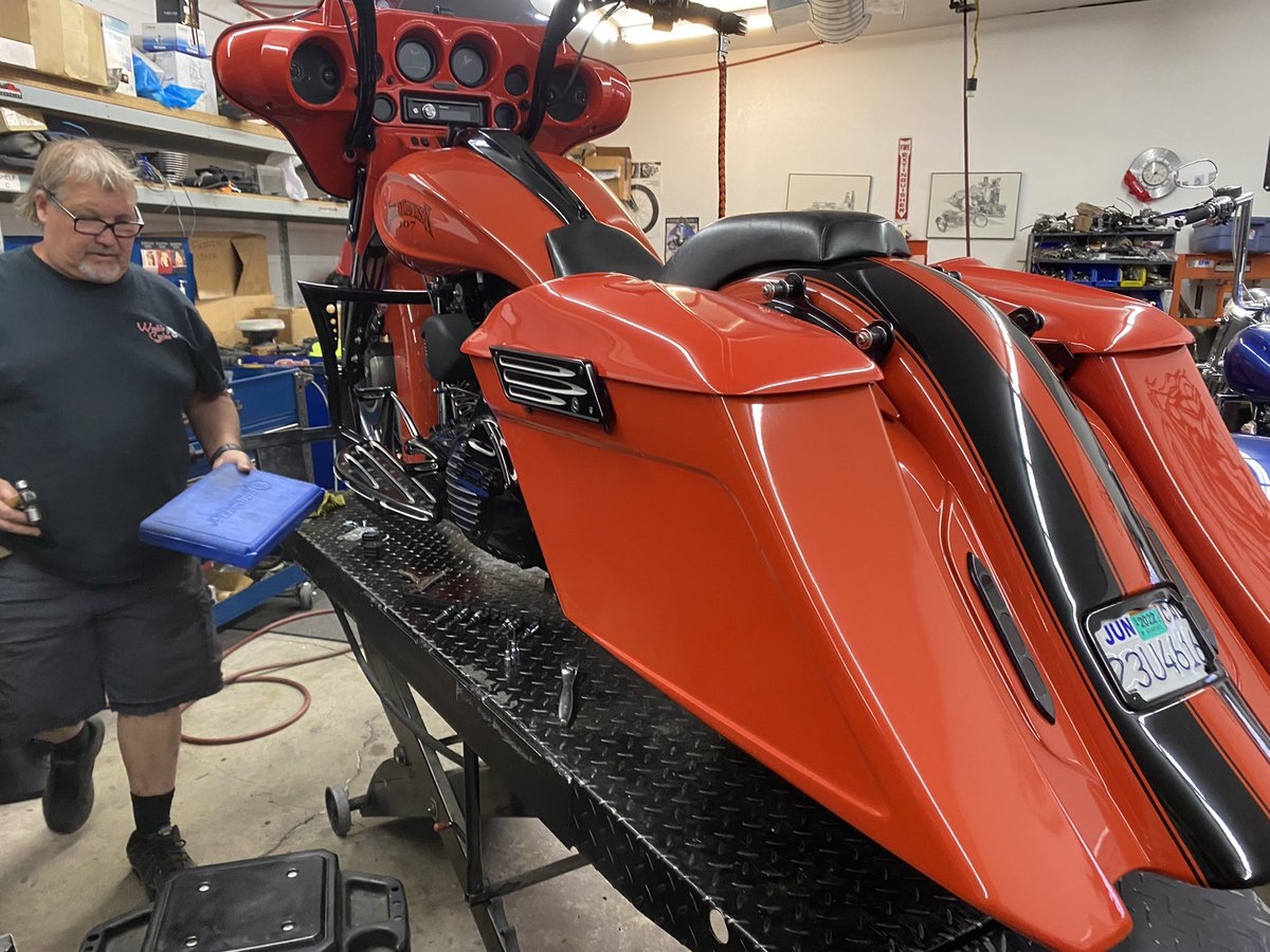 auctionguydan's tweet photo. Fun ride to #Banning. Replaced the pads on the Orange bike’s elect kick stand. Thx Randy #weeblescycles #Banning #customcycle #turbochargedharley https://t.co/Rjd7wHdbcT