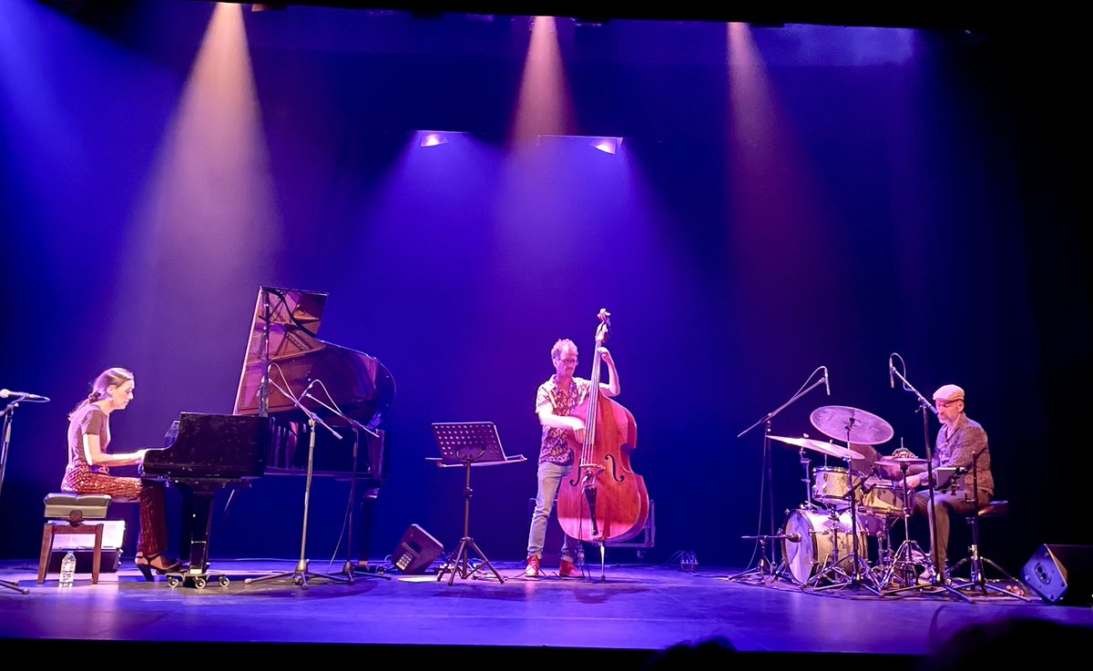 Bravo por el jazz que se ha hecho hoy en la Cabrera.!! @MariaParra-Trío 🎹
 <a href="/mrodriganez/">Miguel Rodrigáñez</a> 🎻
#GonzáloMaestre 🥁
Auditorio lleno y un público disfrutando en sintonía con los músicos!!
En #CCHSN <a href="/_pepemompean/">Pepe Mompeán</a>