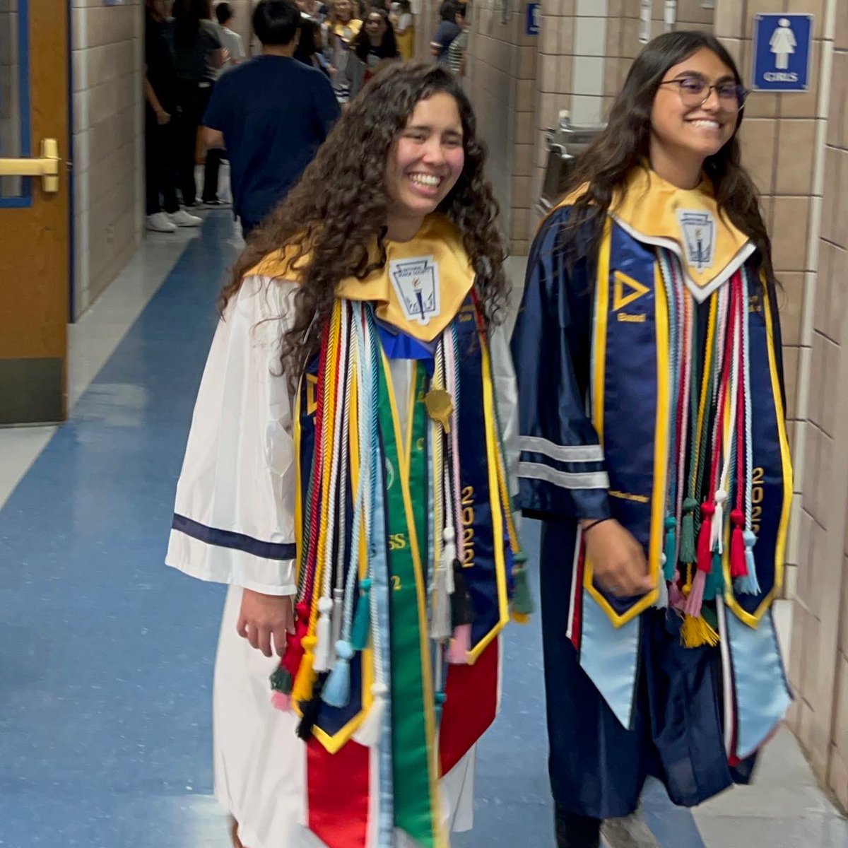 DVHSYISD's tweet photo. The #ClassOf2022 walked the halls one last time. We will miss you #Seniors #OFOD #ItsWhatWeDo #WeAreOne #THEDISTRICTofChampions #WeDeliverExcellence #ReconnectingRebuildingResponding @ysletaisd https://t.co/626QyUVDO9