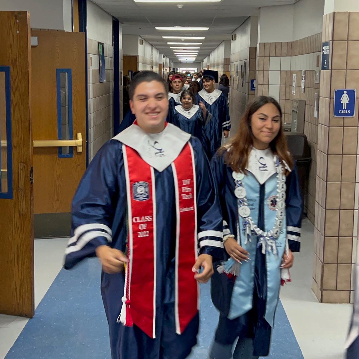 DVHSYISD's tweet photo. The #ClassOf2022 walked the halls one last time. We will miss you #Seniors #OFOD #ItsWhatWeDo #WeAreOne #THEDISTRICTofChampions #WeDeliverExcellence #ReconnectingRebuildingResponding @ysletaisd https://t.co/626QyUVDO9