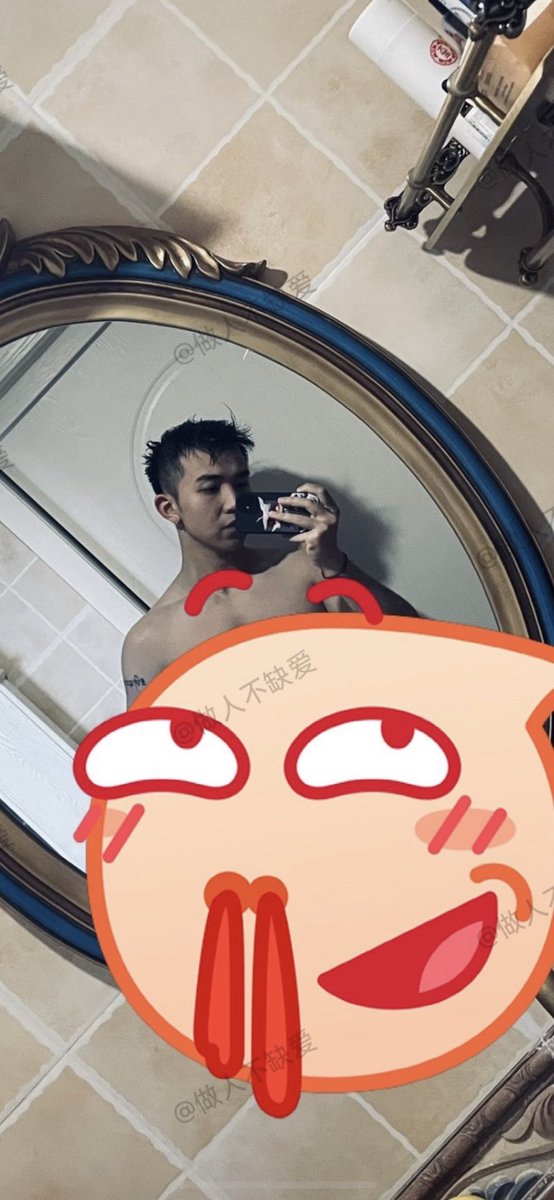 Paprika2331's tweet photo. 重庆大学城的人注意了！此人有性病，想要恶意传染给他人！我��点上当！96年的好像是！
重庆大学播音主持系已毕业，先任某艺术机构艺术老师！！！ https://t.co/OTatg8c2Ix