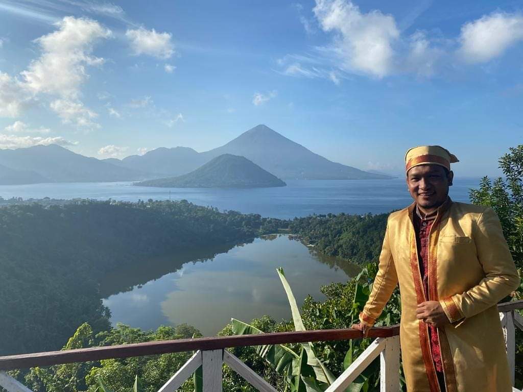 salimafillah's tweet photo. Seindah apapun dunia, biarlah ia menjadi latar belakang semata. Biarlah pandangan kita menatap jauh ke depan, ke tujuan kita, hingga ihsan: "seakan-akan engkau melihatNya, dan jika engkau tak mampu melihatNya, yakinlah bahwa Allah selalu melihatmu."

Tidore dan Maitara dari Ngade https://t.co/qhfdgsucdT