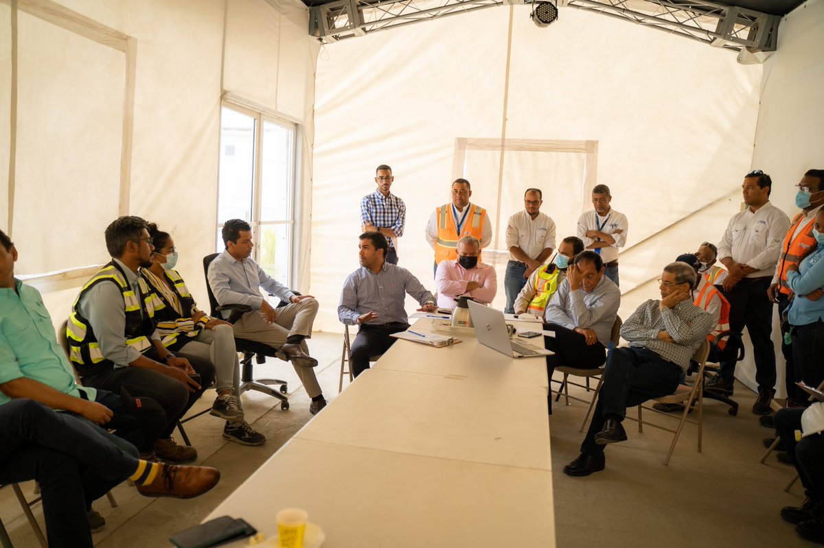 NelsonCamiloRD's tweet photo. Comprometido con el cumplimiento de nuestras funciones, realizamos una reunion directa con los contratisas de los proyectos de #NuevoDomingoSavio, repasando estatus y supervisando la obras que ejecutamos desde #UrbeRD 🇩🇴
¡Seguimos avanzando! 👍🏼 https://t.co/uKKHM5hcXU