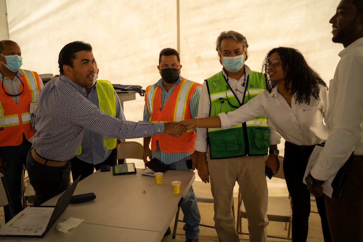 NelsonCamiloRD's tweet photo. Comprometido con el cumplimiento de nuestras funciones, realizamos una reunion directa con los contratisas de los proyectos de #NuevoDomingoSavio, repasando estatus y supervisando la obras que ejecutamos desde #UrbeRD 🇩🇴
¡Seguimos avanzando! 👍🏼 https://t.co/uKKHM5hcXU