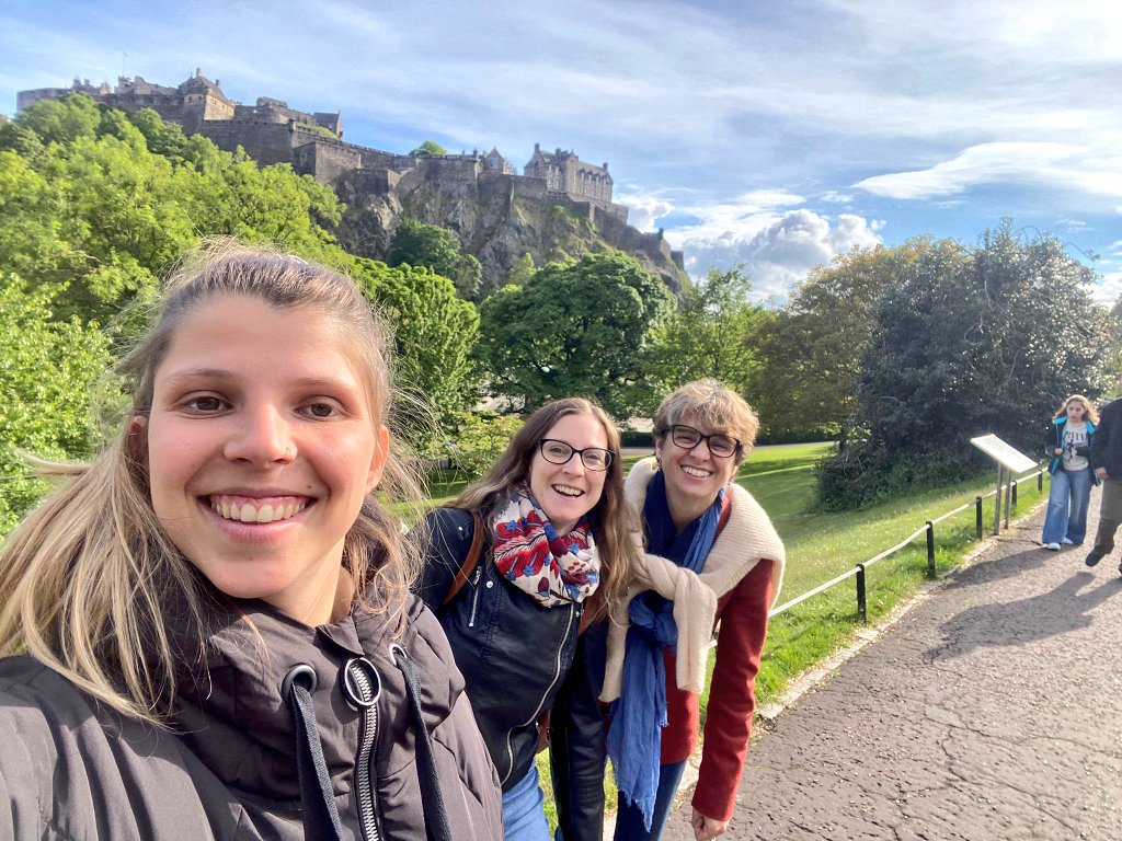 diqnqpi's tweet photo. Amazing science, beautiful Edinburgh!! Chilling under Scottish sun #ENCALS #DaCruzLab https://t.co/QVJ6WqWC42