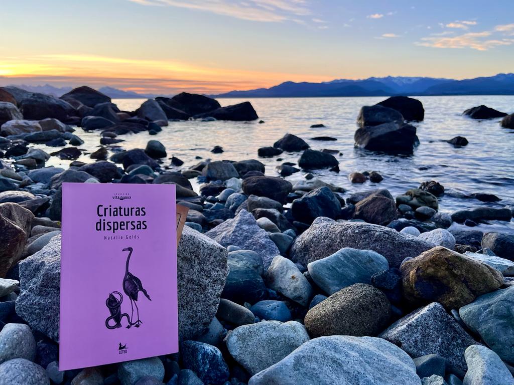 Florestaniaar's tweet photo. ¿Qué seres hacen la historia que construimos? Anécdotas y sensaciones en Criaturas dispersas, de Natalia Gelós @nataliagelos 
➡️https://t.co/QbITH01jGP https://t.co/QfzeAC6BLF